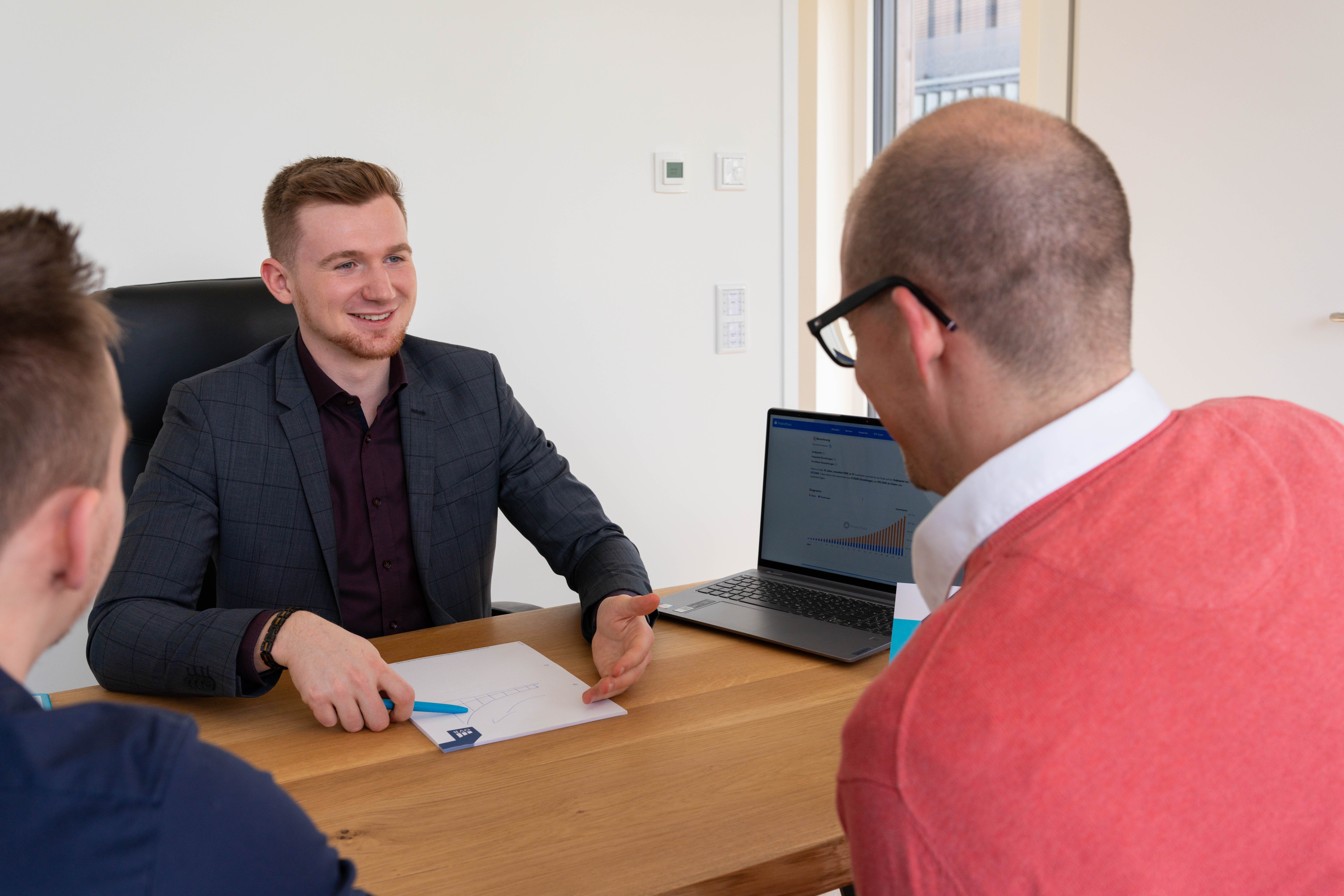 Versicherungsberatung mit Kunden