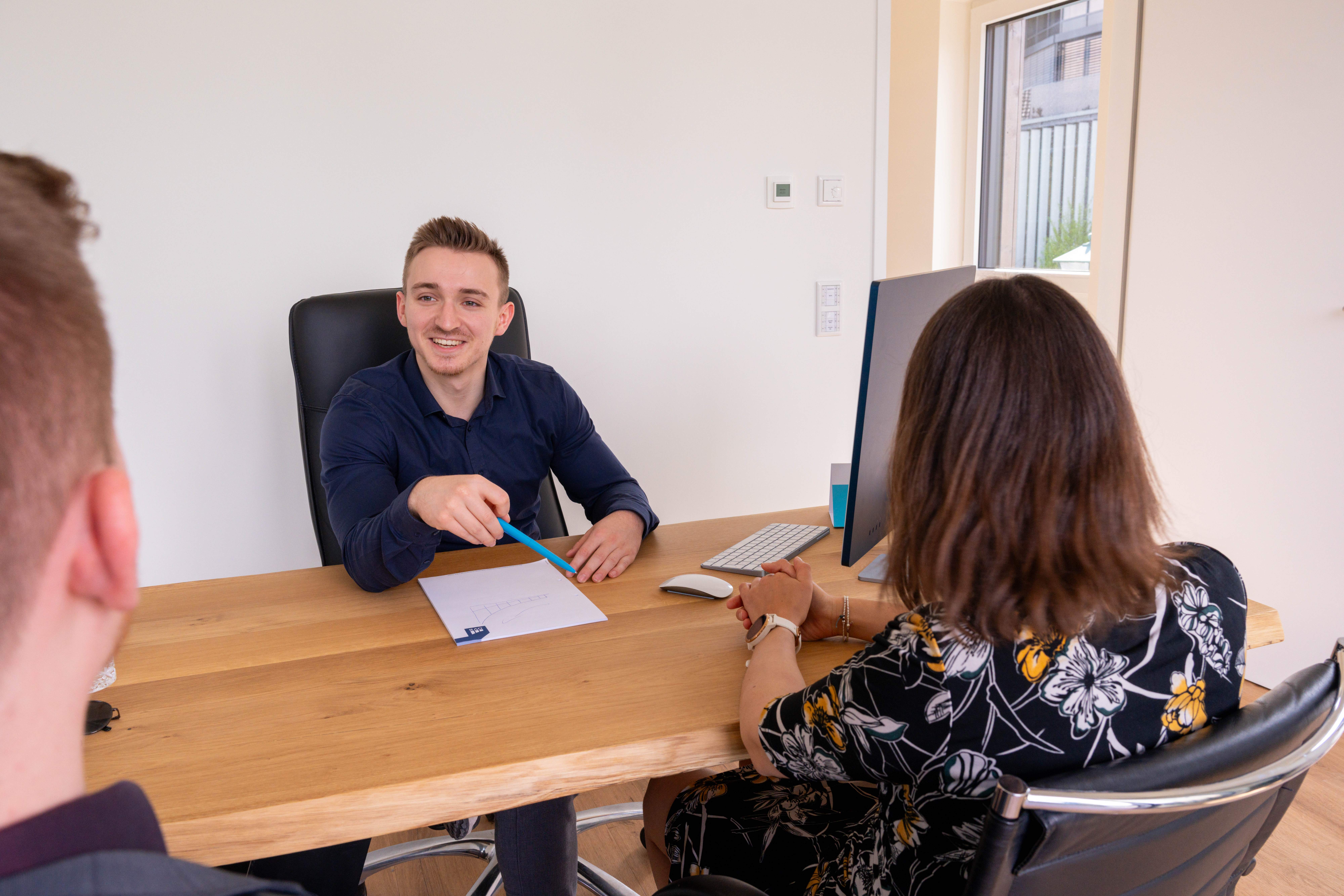 Beratungsgespräch mit Stift